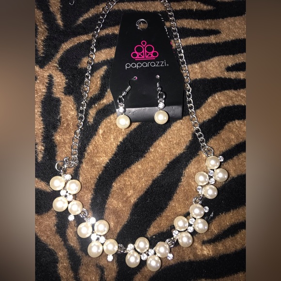 paparazzi Jewelry - Sparkle Pearl Set